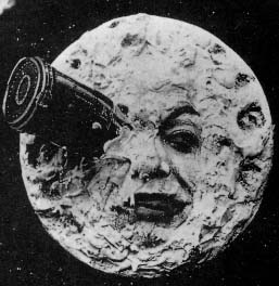 Ο πρώτος που οπτικοποίησε στον κινηματογράφο το ταξίδι στο φεγγάρι ήταν ο Georges Méliès το 1902 στην ταινία "Le Voyage dans la Lune"